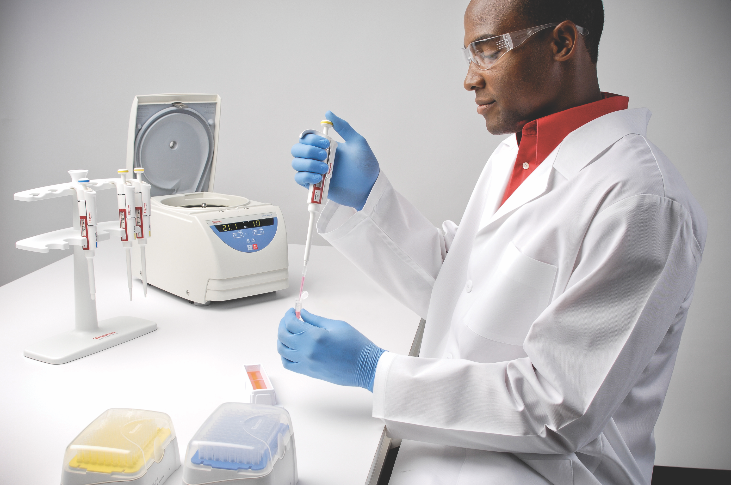 Científica trabajando en laboratorio