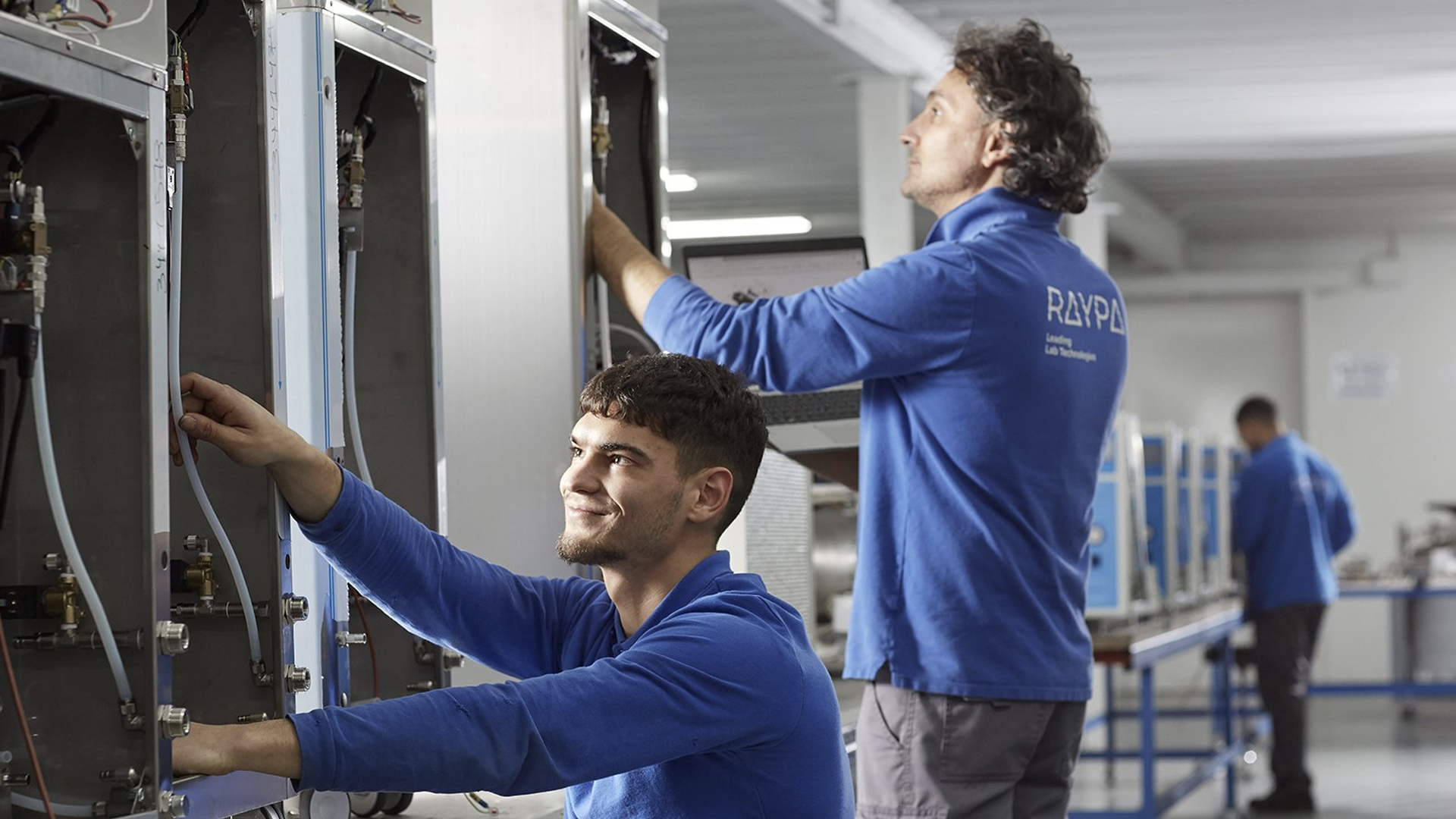 Científica trabajando en laboratorio